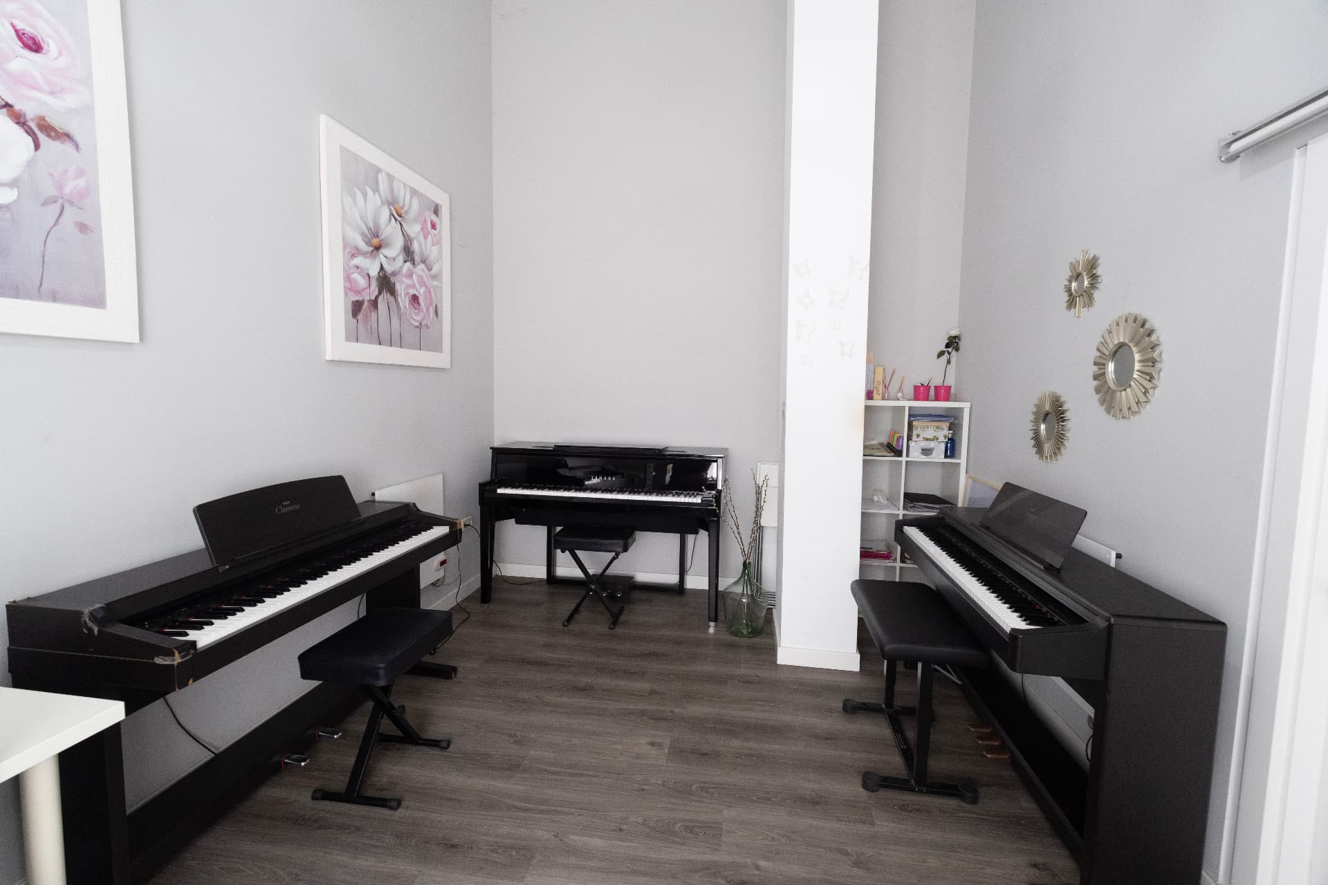 Aula con pianos de Larraitz Burgaleta Piano Eskola en Gros, Donostia