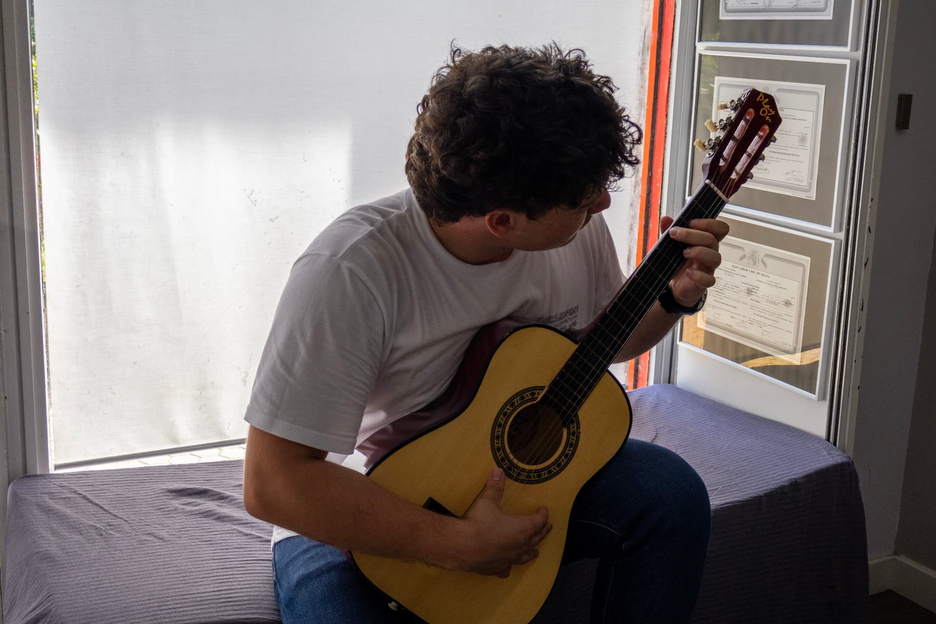 Alumno tocando una guitarra clásica en LB Piano Eskola, en Gros